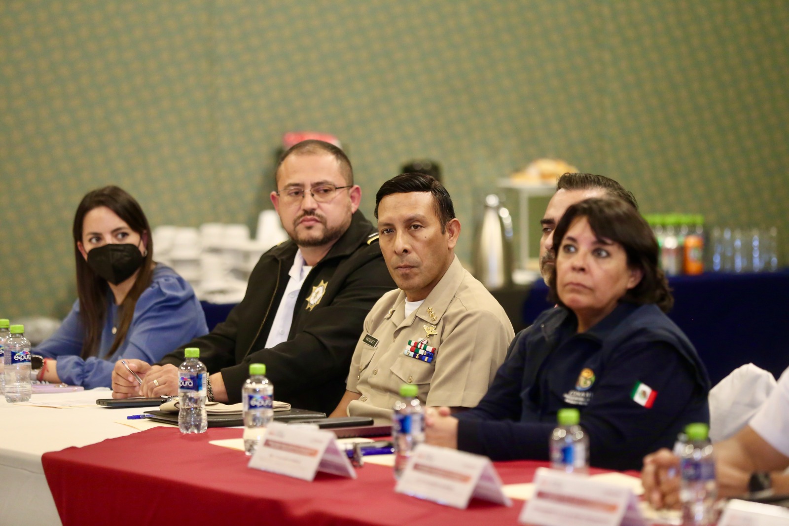 Realiza Sagarhpa mesa de trabajo sobre interacción entre pescadores y tiburones